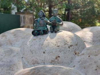 Kolodko: Aranka néni & Béla bácsi miniszobor Budapest Kolodko: Aranka néni & Béla bácsi miniszobor Budapest