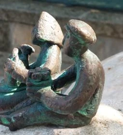 Kolodko: Aranka néni & Béla bácsi miniszobor