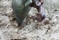 Kolodko: Bombán csüngő Vuk miniszobor Budapest