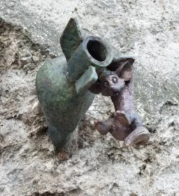 Kolodko: Bombán csüngő Vuk miniszobor