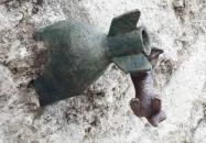 Kolodko: Bombán csüngő Vuk miniszobor Budapest