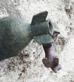 Kolodko: Bombán csüngő Vuk miniszobor