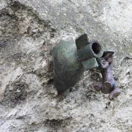 Kolodko: Bombán csüngő Vuk miniszobor, Budapest - Egyéb