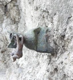 Kolodko: Bombán csüngő Vuk miniszobor