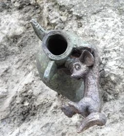 Kolodko: Bombán csüngő Vuk miniszobor