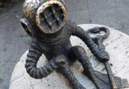 Kolodko: Búvár és a kulcs miniszobor Budapest