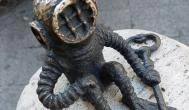 Kolodko: Búvár és a kulcs miniszobor Budapest - Külső kép