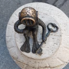 Kolodko: Búvár és a kulcs miniszobor, Budapest - Külső kép