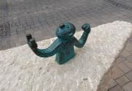 Kolodko: Csúzli miniszobor Vác