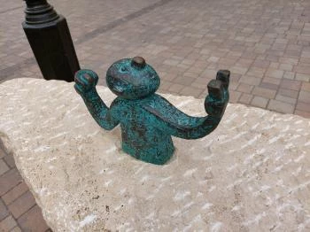 Kolodko: Csúzli miniszobor Vác