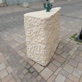 Kolodko: Csúzli miniszobor Vác - Külső kép