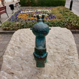 Kolodko: Csúzli miniszobor Vác - Külső kép