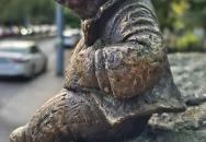 Kolodko: Dr. Bubó és a gyógyuló nyúl miniszobor Budapest