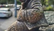 Kolodko: Dr. Bubó és a gyógyuló nyúl miniszobor Budapest - Külső kép