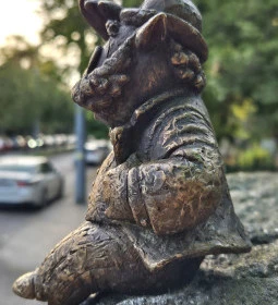 Kolodko: Dr. Bubó és a gyógyuló nyúl miniszobor