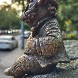 Kolodko: Dr. Bubó és a gyógyuló nyúl miniszobor Budapest - Külső kép