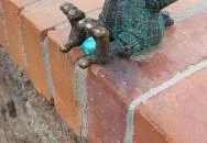 Kolodko: Gombóc Artúr miniszobor Tihany