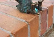 Kolodko: Gombóc Artúr miniszobor Tihany