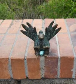 Kolodko: Gombóc Artúr miniszobor