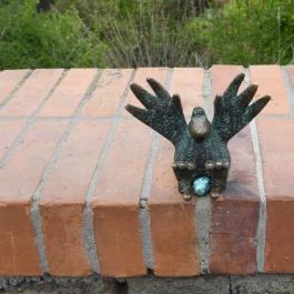 Kolodko: Gombóc Artúr miniszobor Tihany - Külső kép