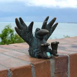 Kolodko: Gombóc Artúr miniszobor Tihany - Külső kép