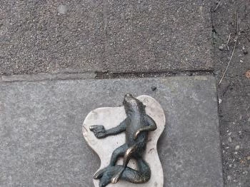 Kolodko: Halott mókus miniszobor Budapest