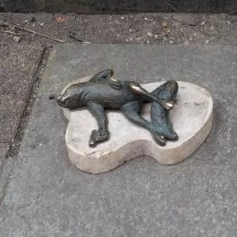 Kolodko: Halott mókus miniszobor Budapest - Külső kép