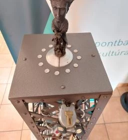 Kolodko: Harry Houdini miniszobor