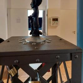 Kolodko: Harry Houdini miniszobor Budapest - Külső kép