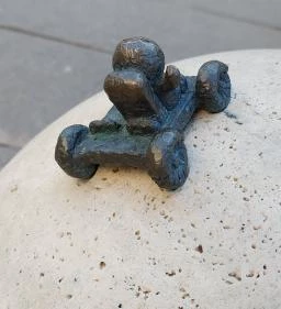 Kolodko: Holdjáró miniszobor