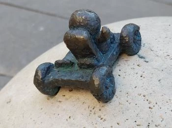 Kolodko: Holdjáró miniszobor Budapest