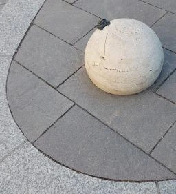 Kolodko: Holdjáró miniszobor