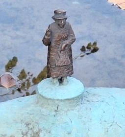 235. legjobb látnivaló: Kolodko: II. Erzsébet miniszobor