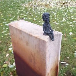 Kolodko: Kállay János Péter miniszobra, Biri - Külső kép