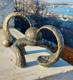 Kolodko: Kockásfülű nyúl miniszobra