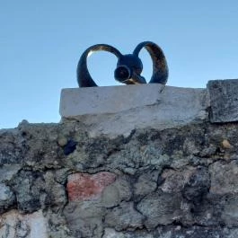 Kolodko: Kockásfülű nyúl miniszobra Budapest - Külső kép