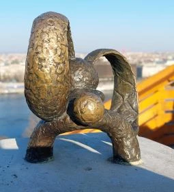 Kolodko: Kockásfülű nyúl miniszobra