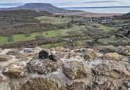 Kolodko: Lakókocsi, szörf, Balaton miniszobor, Szigliget Szigliget