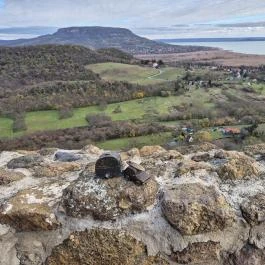 Kolodko: Lakókocsi, szörf, Balaton miniszobor, Szigliget, Szigliget - Külső kép