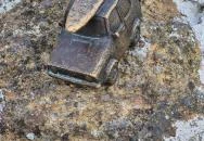 Kolodko: Lakókocsi, szörf, Balaton miniszobor, Szigliget Szigliget