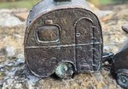 Kolodko: Lakókocsi, szörf, Balaton miniszobor, Szigliget Szigliget