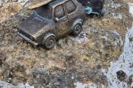 Kolodko: Lakókocsi, szörf, Balaton miniszobor, Szigliget Szigliget