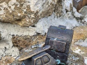 Kolodko: Lakókocsi, szörf, Balaton miniszobor, Szigliget Szigliget