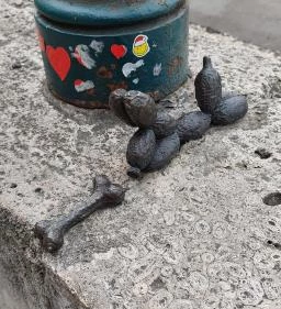 Kolodko: Lufikutya csonttal miniszobor