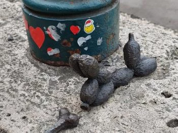 Kolodko: Lufikutya csonttal miniszobor Budapest