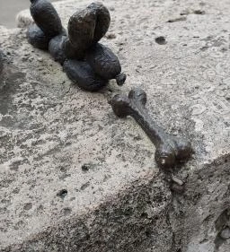 Kolodko: Lufikutya csonttal miniszobor