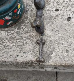 Kolodko: Lufikutya csonttal miniszobor