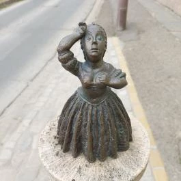 Kolodko: Mária Terézia miniszobor Vác - Külső kép