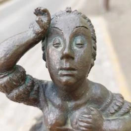 Kolodko: Mária Terézia miniszobor Vác - Külső kép