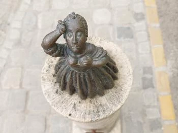 Kolodko: Mária Terézia miniszobor Vác